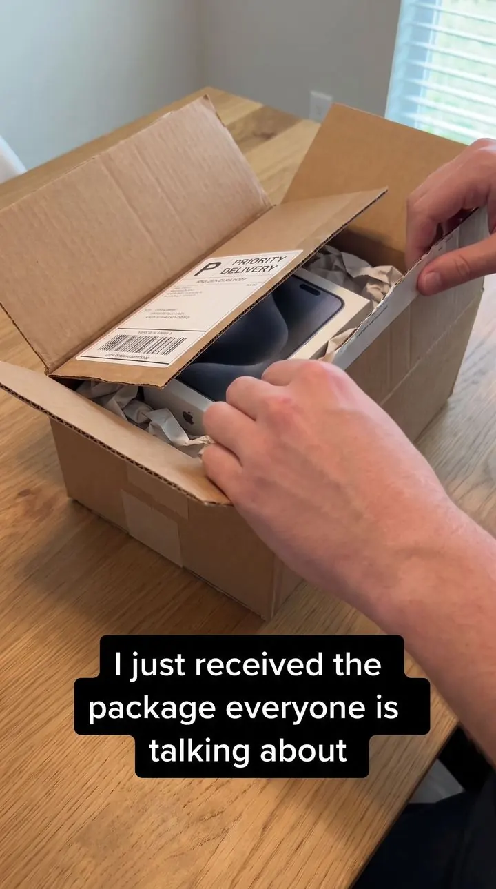 Vidéo UGC unboxing : ouverture d'un colis produit filmée en format vertical